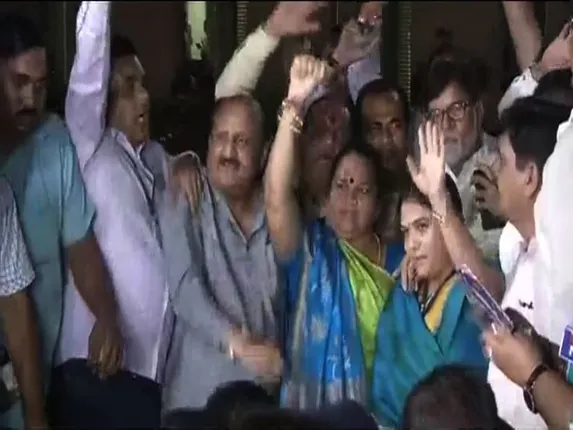 ଗୁଜରାଟ ରାଜ୍ୟସଭା ନିର୍ବାଚନ ଡ୍ରାମାରେ ନୂଆ ମୋଡ଼ ! ଗୋଟିଏ ଆସନ ପାଇଁ ଦୁଇ ଚାଣକ୍ୟଙ୍କ ଭୋଟ୍ ଗଣିତରେ ବାଜି ମାରିନେଇଛି କଂଗ୍ରେସ