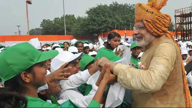 ଲାଲ୍ କିଲ୍ଲାରେ ସ୍କୁଲ ପିଲାଙ୍କ ଗହଣରେ ମୋଦି : ପ୍ରଧାନମନ୍ତ୍ରୀଙ୍କୁ ଛୁଇଁବାକୁ ଲାଗିଲା ପିଲାଙ୍କ ମଧ୍ୟରେ ଠେଲାପେଲା