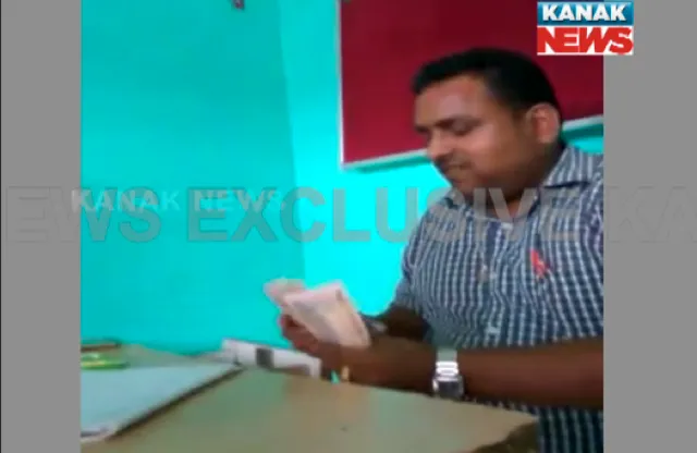 ସରକାରୀ ବଂଟନ ବ୍ୟବସ୍ଥାକୁ ଫୁ ! ଚାନ୍ଦବାଲିରେ ଯୋଗାଣ ସାମଗ୍ରୀ ବଦଳରେ ଲୋକଙ୍କୁ ଦିଆଗଲା ଟଙ୍କା