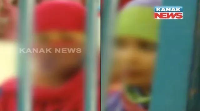 ଜଣେ ଯୁବକଙ୍କୁ ଦୁଇ ପ୍ରେମିକା ମାଡ଼ ମାରୁଥିବା ଘଟଣା ! ମହିଳା ଥାନାରେ ୧୬୧ ଧାରାରେ ୨ ଯୁବତୀଙ୍କ ବୟାନ ରେକର୍ଡ