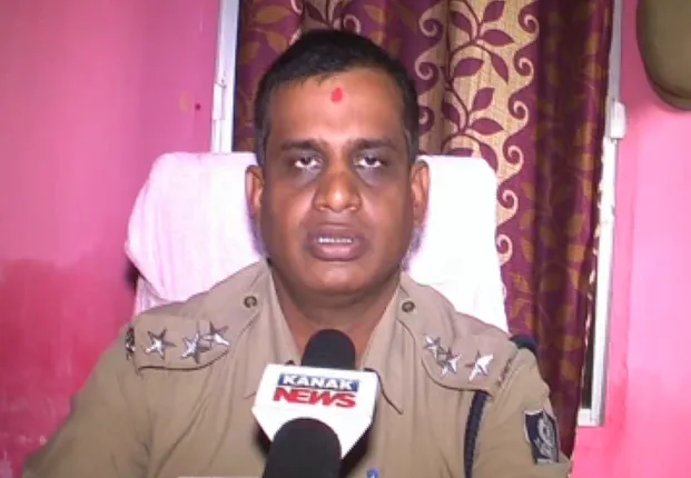 ମହଙ୍ଗା ପଡିଲା ଖାକିର ଦାଦାଗିରି : ନବରଙ୍ଗପୁର ଡାବୁ ଗାଁ ଥାନା ଆଇଆଇସିଙ୍କ ନାଁରେ ମାମଲା ରୁଜୁ,ଜିଲ୍ଲା ହେଡକ୍ୱାର୍ଟରକୁ ବଦଳି ନିର୍ଦ୍ଦେଶ