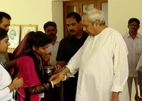 ଆଜି ରାକ୍ଷୀ ପୂର୍ଣ୍ଣମୀ ! ମୁଖ୍ୟମନ୍ତ୍ରୀଙ୍କୁ ରାକ୍ଷୀ ବାନ୍ଧିଲେ ଛାତ୍ରୀ