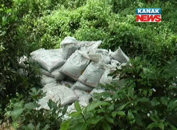 ଅସ୍ତରଙ୍ଗ : ଚାଷୀଙ୍କୁ ନଦେଇ ଜଙ୍ଗଲରେ ୫୦ବସ୍ତା ସାର ଫିଙ୍ଗିଲେ ସରପଂଚ