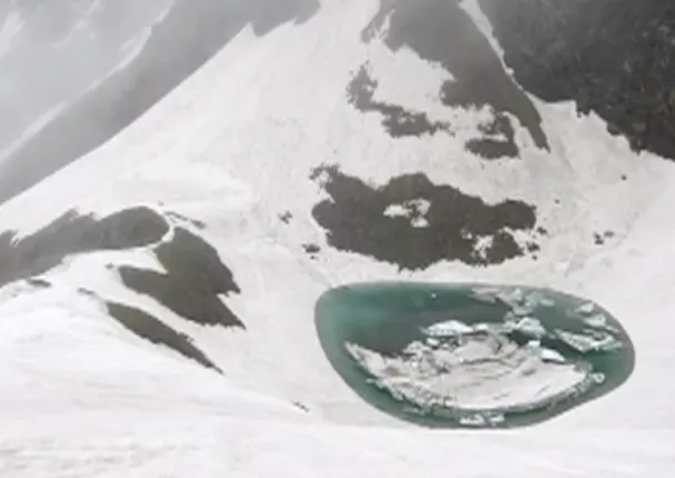 ଚର୍ଚ୍ଚାରେ ରହସ୍ୟମୟ ହ୍ରଦ ରୂପକୁଣ୍ଡ ! ହିମାଳୟର ଶିଖରରେ ଲୁଚିରହିଥିବା ଏହି ହ୍ରଦ କୂଳରେ ପଡିଛି ୫ଶହ ନରକଙ୍କାଳ