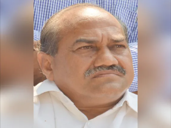 ପିଲାଙ୍କୁ ପାଠ ପଢାଇବାକୁ ଯାଇ ହଟହଟା ବିଜେପି ମନ୍ତ୍ରୀ ! ଆସିଲାନି ଏମଏଲଏର ଫୁଲଫର୍ମ