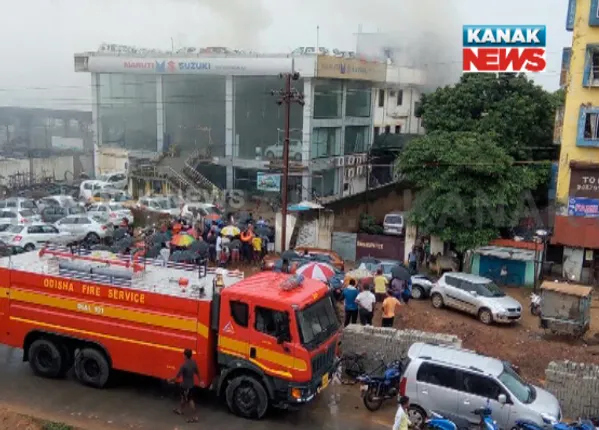 ମାରୁତି ସୋରୁମରେ ନିଆଁ ! ନିଆଁଲିଭା କାର୍ଯ୍ୟରେ ୮ଟି ଦମକଳ ବାହିନୀ ନିୟୋଜିତ