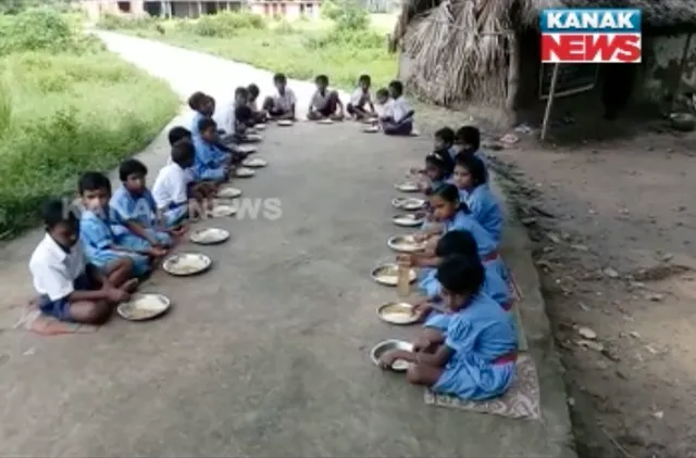 ପୁରୀ : ଭଙ୍ଗା କୁଡିଆରେ ଚାଲିଛି ସ୍କୁଲ ଆଉ ରାସ୍ତାରେ ଦିଆହେଉଛି ମଧ୍ୟାହ୍ନ ଭୋଜନ