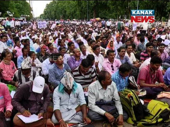 ଶିକ୍ଷକଙ୍କୁ ସରକାରଙ୍କ ନାଲି ଆଖି । ବିନା ଅନୁମତିରେ ଅନୁପସ୍ଥିତ ରହିଲେ ଦରମା ବନ୍ଦ, ଚୁକ୍ତିଭିତିକ ଶିକ୍ଷକଙ୍କ କ୍ଷେତ୍ରରେ ଅଧିକ କଠୋର ଆଭିମୁଖ୍ୟ