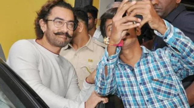 ସ୍ୱାଇନ ଫ୍ଲୁ ପରେ ପ୍ରଥମ ଥର ପାଇଁ ନଜର ଆସିଲେ ଆମୀର ଖାନ୍ ! ପ୍ରଶଂସକଙ୍କ ସହ ନେଲେ ସେଲ୍ଫି