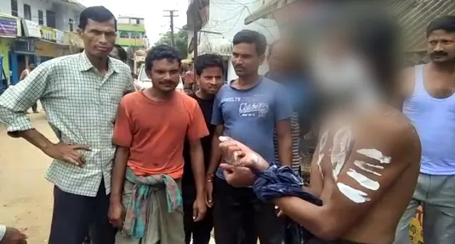 ଚୋର ସନ୍ଦେହରେ ଯୁବକଙ୍କୁ ନିସ୍ତୁକ ମାଡ ! ହାତ ବାନ୍ଧି ,ମୁହଁରେ ଚୁନ ବୋଳି ଏବଂ ଚୁଟି କାଟି ସହରରେ ବୁଲାଇଲେ ଲୋକେ