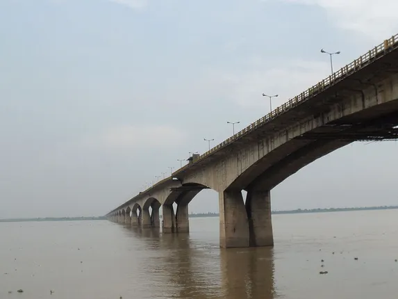 ଅଚିହ୍ନା ଶବକୁ ବଢ଼ିପାଣିରେ ଭସାଇଦେଲା ପୁଲିସ! ସୋସିଆଲ ମିଡିଆରେ ଭିଡିଓ ଭାଇରାଲ ! ତଦନ୍ତ ନିର୍ଦ୍ଦେଶ ଦେଲେ ମାଜିଷ୍ଟ୍ରେଟ