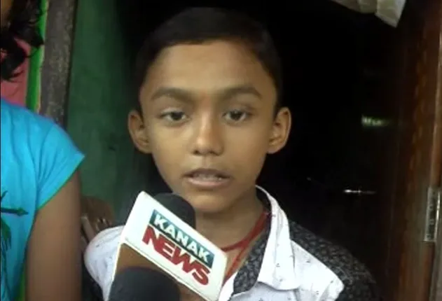 ବୟସ ସାନ ହେଲେ ସାହାସ ବହୁତ ବଡ଼! କେନାଲରେ ଭାସି ଯାଉଥିବା କୁନି ଝିଅକୁ ଉଦ୍ଧାର କଲେ ୧୧ ବର୍ଷର ନାବାଳକ