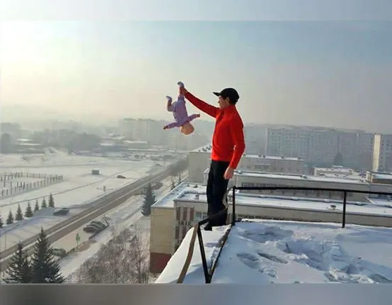 ଏମିତି ବି ବାପା ! ସୋସିଆଲ ମିଡିଆରେ ଚର୍ଚ୍ଚିତ ହେବା ପାଇଁ ୬ମାସର ଝିଅକୁ କୋଠାରୁ ଓଲଟା ଟାଙ୍ଗି ଫଟୋ କଲା ପୋଷ୍ଟ