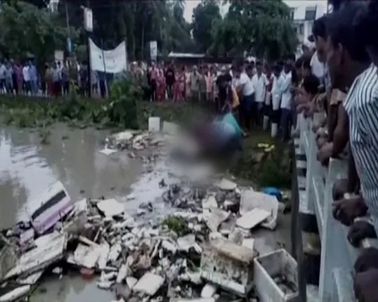 ଆସାମରେ ବନ୍ୟା ବିଭୀଷିକା ! ପାଣି ସୁଅରେ ଭାସିଗଲା ପୋଲ ଏବଂ ଭାସିଗଲେ ଗାଈଗୋରୁ