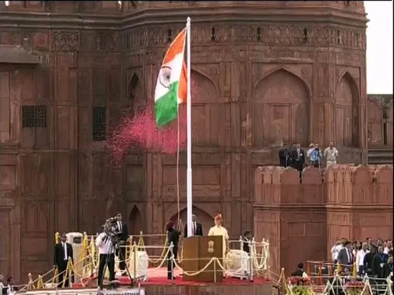 ଲାଲକିଲ୍ଲାରେ ଜାତୀୟ ପତାକା ଉତ୍ତୋଳନ କଲେ ପ୍ରଧାନମନ୍ତ୍ରୀ ! ସ୍ୱାଧୀନତା  ଦିବସ ଉପଲକ୍ଷେ ନରେନ୍ଦ୍ର ମୋଦିଙ୍କ ଅଭିଭାଷଣ