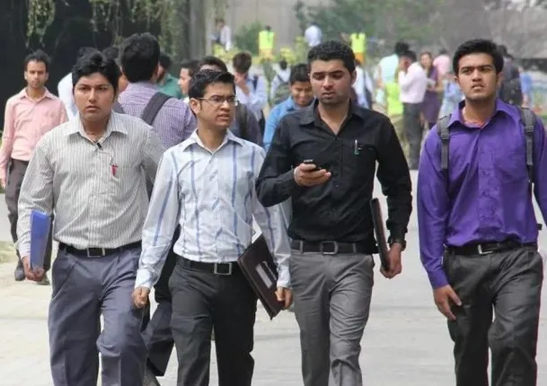 କମୁଛି ରୋଜଗାର କ୍ଷେତ୍ର । ବେରୋଜଗାରୀଙ୍କୁ ମିଳୁନି ଚାକିରୀ । ମୋଦି ସରକାରରେ ଖୁସି ନାହାଁନ୍ତି ଲୋକେ : ସର୍ଭେ