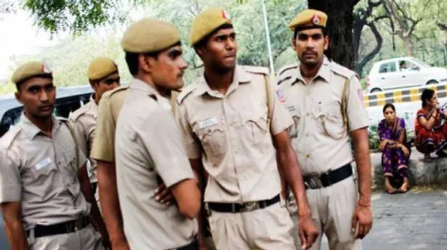 ଜୀବନ ବଂଚାଇବାକୁ ଜୀବନ ବାଜି ଲଗାଇଲେ କନେଷ୍ଟବଳ ! ୧୦ କିଲୋର ବମ୍ ଧରି ଦୌଡ଼ିଲେ ୧କିଲୋମିଟର