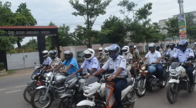 ହେଲମେଟ୍ ପିନ୍ଧ, ସୁରକ୍ଷିତ ରୁହ ! ସୋସିଆଲ ମିଡିଆରେ ସଚେତନତା ବାର୍ତ୍ତା, ବ୍ରହ୍ମପୁର ପୁଲିସର ସେଫ୍ ଡ୍ରାଇଭ୍ ସେଫ୍ ଲାଇଭ୍ ସ୍ଲୋଗାନ୍