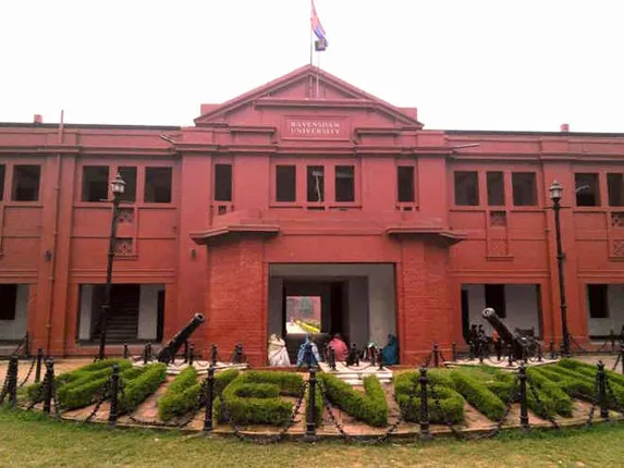 ବାତ୍ୟା ପାଇଁ ରାଜ୍ୟର ୨ ପ୍ରମୁଖ ବିଶ୍ୱବିଦ୍ୟାଳୟର ଘୁଞ୍ଚିଲା ପରୀକ୍ଷା । ଛାତ୍ରଛାତ୍ରୀଙ୍କ ସୁବିଧାକୁ ନଜରରେ ରଖି କର୍ତୃପକ୍ଷ ନେଲେ ନିଷ୍ପତ୍ତି