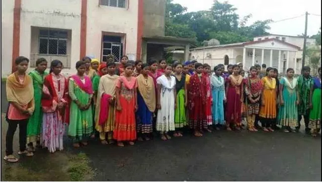 ୧୨ କିଲୋମିଟର ଚାଲିଲେ ଛାତ୍ରୀ ! ବିଭିନ୍ନ ଦାବି ଜିଲ୍ଲାପାଳଙ୍କ କାର୍ଯ୍ୟାଳୟରେ ପହଚିଂଲେ ଭଟରାସିଉନି ବାଳିକା ବିଦ୍ୟାଳୟର ଛାତ୍ରୀ