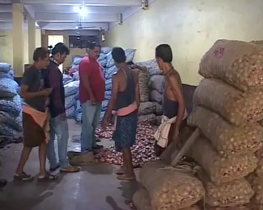 ସରକାର ବିକିଲେ ପିଆଜ ! କଳାବଜାରୀ ରୋକିବାକୁ ଯୋଗାଣ ବିଭାଗ ପକ୍ଷରୁ ଚଢାଉ