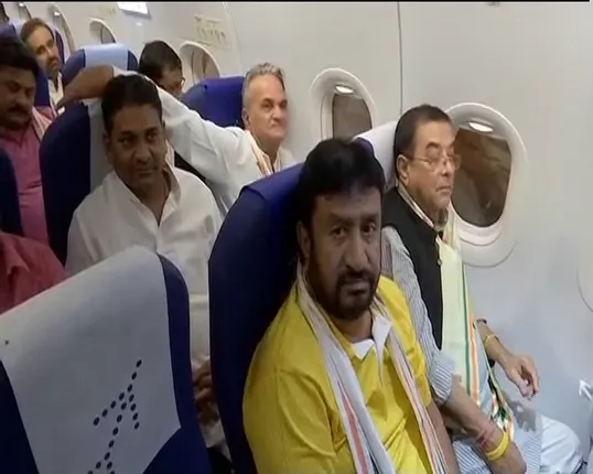 ଗୁଜରାଟ ଫେରିଲେ କଂଗ୍ରେସର ୪୪ ବିଧାୟକ । ଆସନ୍ତାକାଲି ରାଜ୍ୟସଭା ନିର୍ବାଚନ ପାଇଁ କରିବେ ମତଦାନ