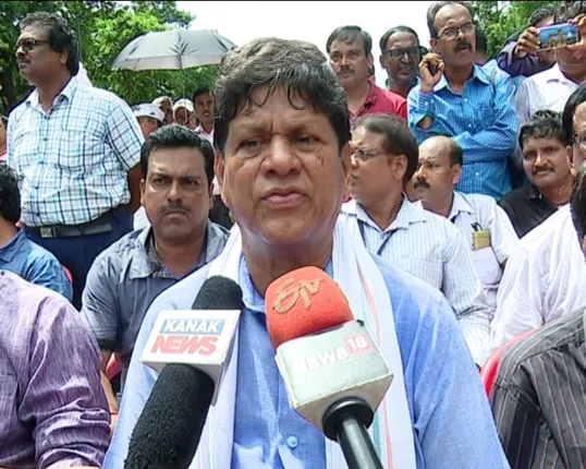 ରାଜଧାନୀ ରାଜରାସ୍ତାରେ ଗର୍ଜିଲେ ଶିକ୍ଷକ ! ବିକ୍ଷୋଭରେ ସାମିଲ୍ ହେଲେ ଆମ ଓଡିଶା ଅଧ୍ୟକ୍ଷ ସୌମ୍ୟ ରଞ୍ଜନ ପଟ୍ଟନାୟକ