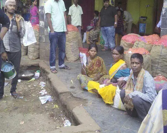 କୋରାପୁଟ ଡାକ୍ତରଖାନା କର୍ତ୍ତୃପକ୍ଷଙ୍କ ଦାୟିତ୍ୱହୀନତା ! ଅସୁସ୍ଥ ଶିଶୁକୁ ସାଲାଇନ୍ ସହ କଲେ ବିଦା