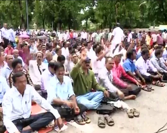 ବ୍ଳକଗ୍ରାଂଟ ଶିକ୍ଷକଙ୍କ ଆନ୍ଦୋଳନ ଜାରି ! ଉଚ୍ଚ ଶିକ୍ଷାମନ୍ତ୍ରୀ କହିଲେ, କେତେବେଳେ ବି ବାହାରିପାରେ ନିଷ୍କର୍ସ