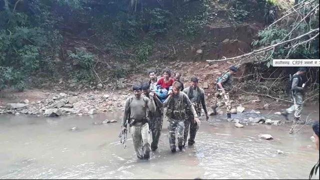 ସୁରକ୍ଷାକର୍ମୀଙ୍କ ମାନବିକତା ! ବାଉଁଶ ଭାର କରି ରୋଗୀକୁ ବୋହିଲେ ୭ କିଲୋମିଟର