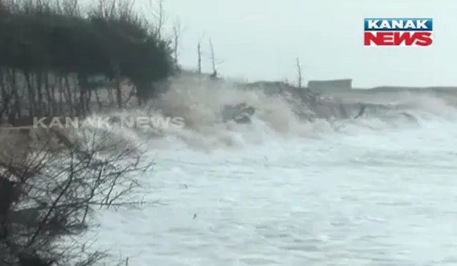 ସମୁଦ୍ର ଆଁ ଭିତରେ ପୁରୀ ଜିଲ୍ଲା ଅସ୍ତରଙ୍ଗ ବ୍ଲକର ୫ଟି ଗାଁ । ବାରମ୍ୱାର କୂଳ ଲଙ୍ଘୁଛି ସମୁଦ୍ର, ନଷ୍ଟ ହେଉଛି ଏକର ଏକର ଧାନ ଚାଷ ଜମି ।