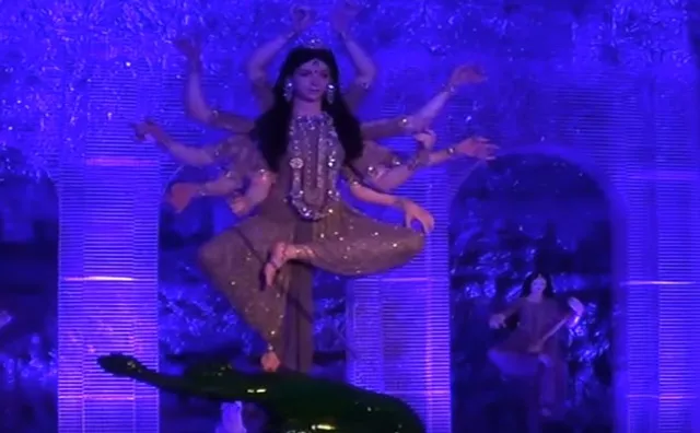 ଦଶହରାର ଆକର୍ଷଣ କୋଲକାତା ଦୁର୍ଗା ପୂଜା : ଜଗତ ମୁଖାର୍ଜି ପାର୍କରେ ସବମରିନ ଭିତରେ ପୂଜାପାଉଛନ୍ତି ଜଗତଜନନୀ