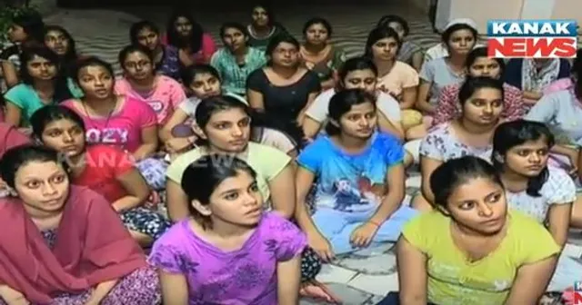 ଛାତ୍ର ସଂସଦ ନିର୍ବାଚନକୁ ନେଇ ବିଭିନ୍ନ କଲେଜରେ ଉତ୍ତେଜନା ! ଭୁବନେଶ୍ୱର ବିଜେବି କଲେଜରେ ବୋମାମାଡ, ନିର୍ବାଚନ ବନ୍ଦ ଦାବିରେ ଛାତ୍ରୀଙ୍କ ଧାରଣା