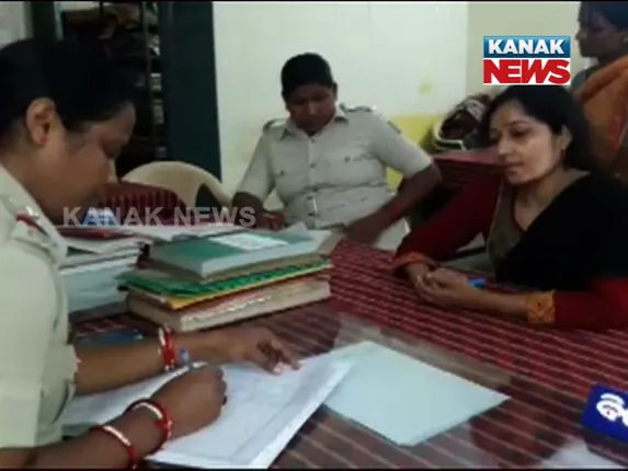 ମହିଳା ଆରଆଇଙ୍କୁ ମହିଳା ଓକିଲଙ୍କ ମାଡ ! ସମ୍ବଲପୁର ଟାଉନ ଥାନାରେ ଏତଲା