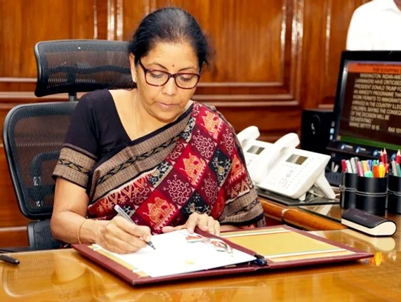 ସମ୍ବଲପୁରୀ ଶାଢ଼ୀ ପିନ୍ଧି କାର୍ଯ୍ୟଭାର ନେଲେ ନିର୍ମଳା ସୀତାରମଣ ! ପଢ଼ନ୍ତୁ କେଉଁଠି ପହଞ୍ଚିଛି ଆମ ସଂସ୍କୃତି