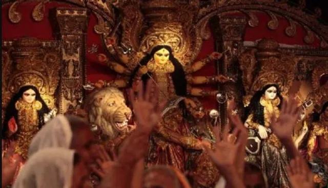 କୋଲକତା : ଦୁର୍ଗାପୂଜା ମଣ୍ଡପରେ ଅଭିନବ ଦୃଶ୍ୟ ! ରାକ୍ଷସ ରୂପରେ ଡାକ୍ତର, ଏହାକୁ ନେଇ ତୀବ୍ର ବିରୋଧ