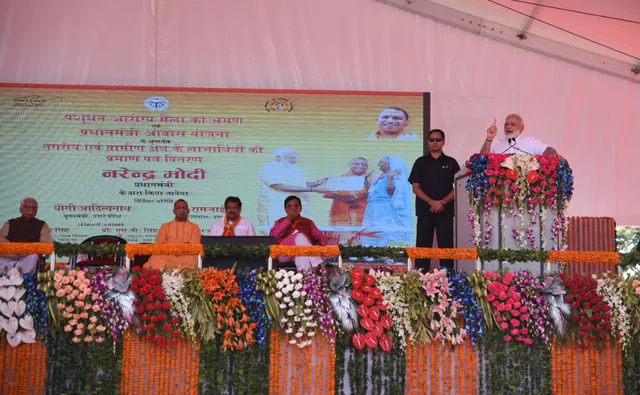 ବାରଣାସୀ ଗସ୍ତର ଦ୍ୱିତୀୟ ଦିନରେ ସହନସାପୁରଠାରେ ଆୟୋଜିତ ସ୍ୱଚ୍ଛତା ଅଭିଯାନ କାର୍ଯ୍ୟକ୍ରମରେ ସାମିଲ ହେଲେ ମୋଦି