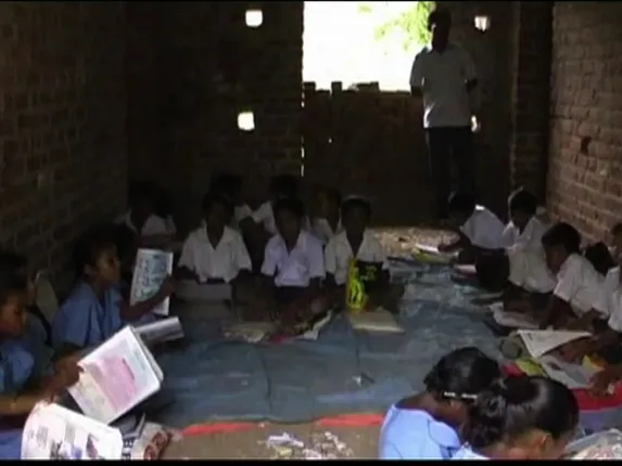 ଏମିତି ଆମ ଶିକ୍ଷା ବ୍ୟବସ୍ଥା । ଭଙ୍ଗା ଶ୍ରେଣୀଗୃହ ଯୋଗୁଁ ଇନ୍ଦିରାଆବାସରେ ଚାଲିଛି ପାଠପଢା, ଜିଲ୍ଲା ପ୍ରଶାସନ କହିଲା ସେମିତି କିଛି ଖବର ଆସିନି