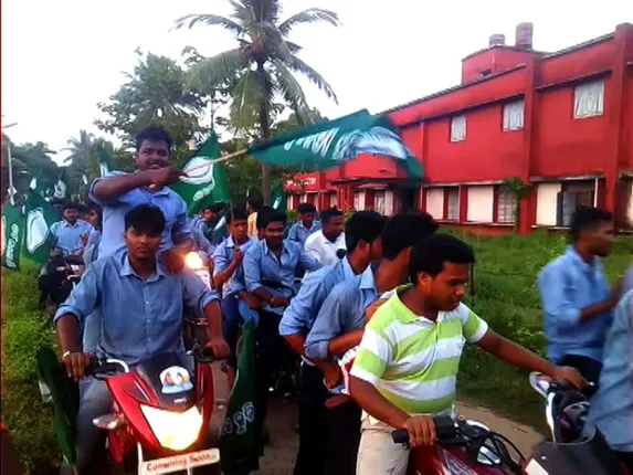 ଛାତ୍ରସଂସଦ ନିର୍ବାଚନରେ ବାଜି ମାରିନେଲା ଛାତ୍ର ବିଜେଡି ! ବଦଳୁଛି କି ରାଜ୍ୟ ରାଜନୀତିର ମୁଡ୍? ଯୁବ ସମାଜର ଭୋଟ, କଣ ଦେଉଛି ସଂକେତ?