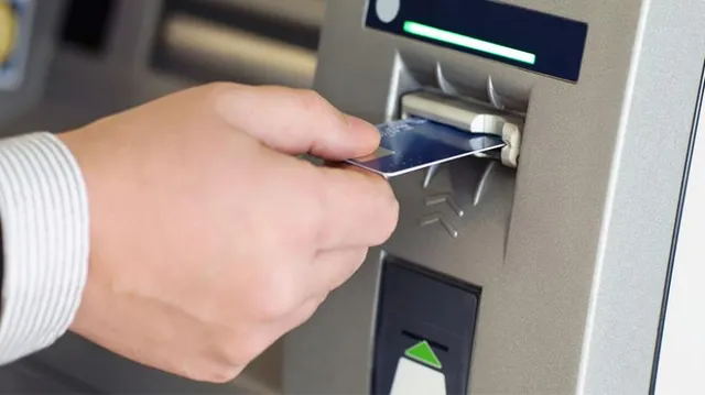 ବ୍ୟାଙ୍କ ଖାତାଧାରୀଙ୍କୁ ଝଟକା ! ଏଣିକି ଏଟିଏମରୁ ଟଙ୍କା ଉଠାଇବା ଗ୍ରାହକଙ୍କୁ ପଡିବ ମହଙ୍ଗା