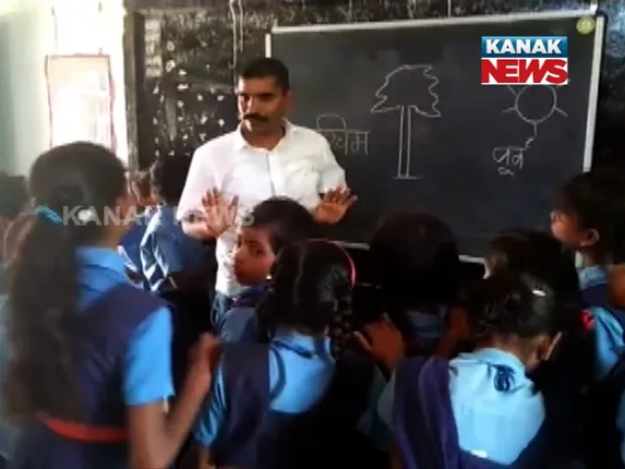 ଛତିଶଗଡ : ଏସପି ବନିଲେ ଶିକ୍ଷକ ! ପିଲାଙ୍କୁ ପାଠ ପଢାଇଲେ ଆରକ୍ଷୀ ଅଧିକ୍ଷକ