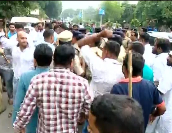 ହରତାଳ ନାଁରେ ଦାଦାଗିରି ! ବିଭିନ୍ନ ସ୍ଥାନରେ ବିଜେଡି କର୍ମୀଙ୍କ ଉତ୍ପାତ, ରାଜଭବନ ସମ୍ମୁଖରେ ବିଜେଡି-ବିଜେପି ମୁହାଁମୁହିଁ