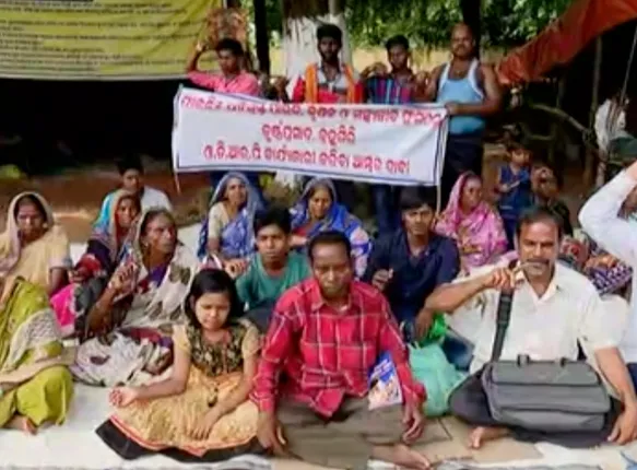 ରାଜରାସ୍ତାରେ ଫାଇଲିନ ବାସହରା ! ଦାବି ପୂରଣ ନହେଲେ ଭୁବନେଶ୍ୱର-ପୁରୀ ଜାତୀୟ ରାଜପଥକୁ ଅବରୋଧ କରିବାକୁ ଚେତାବନୀ