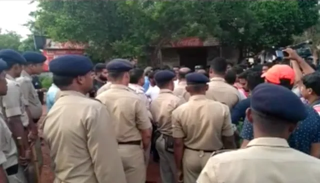 ବାଣୀବିହାରରେ ସାଇନ୍-ଏ-ଡାଏ ଘୋଷଣା ପରେ ଭିସି ଅଫିସରେ ଉତ୍ୟକ୍ତ ଛାତ୍ରଙ୍କ ଭଙ୍ଗାରୁଜା ! କଲେଜ ପରିସରରେ ପୁଲିସ ଛାଉଣୀ