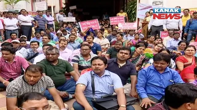 ଧାରଣାରେ ଆୟୁଷ ଡାକ୍ତର ! ସପ୍ତମ ବେତନ କମିସନ ଲାଗୁ ସହ ସ୍ଥାୟୀ ନିୟୁକ୍ତି ଦାବିରେ ଆନ୍ଦୋଳନ