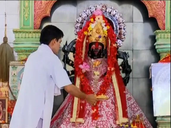 ବିଭିନ୍ନ ପୀଠରେ ଚାଲିଛି ମା’ଙ୍କ ଷଷ୍ଠୀ ପୂଜା ! ବିଭିନ୍ନ ମଣ୍ଡପରେ ଶ୍ରଦ୍ଧାଳୁଙ୍କ ପ୍ରବଳ ଭିଡ