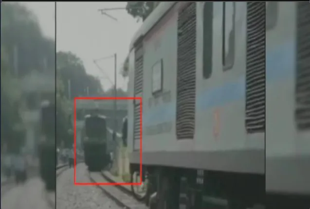 ଗୋଟିଏ ଟ୍ରାକରେ ତିନି ତିନୋଟି ଟ୍ରେନ ! ବଡ଼ ରେଳ ଦୁର୍ଘଟଣାରୁ ଅଳ୍ପକେ ବର୍ତ୍ତିଲେ ଯାତ୍ରୀ