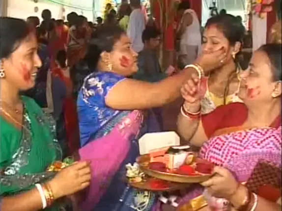 ଦଶହରାରେ ମାଆ ଦୁର୍ଗାଙ୍କ ଦଶମୀ ପୂଜା : ସମ୍ବଲପୁରରେ ବିଭିନ୍ନ ପୂଜା ମଣ୍ଡପରେ ସିନ୍ଦୁର ଖେଳର ପରମ୍ପରା