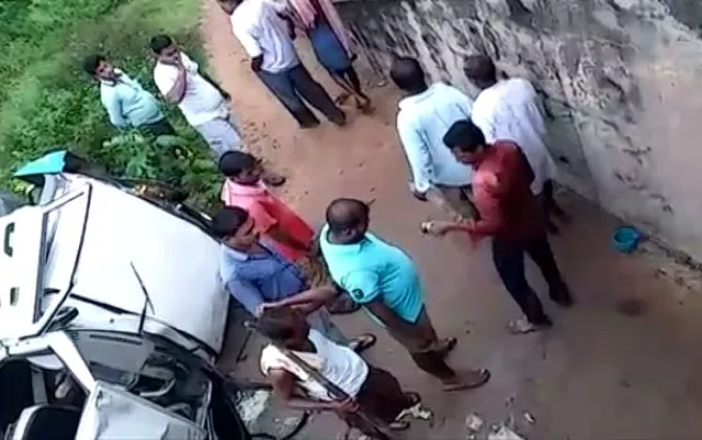 ବାଲେଶ୍ୱରରେ ଦୁର୍ଘଟଣା ! ପୋଲରୁ ଖସିଲାପଡିଲା ଗାଡି, ଜଣେ ମୃତ, ୮ ଗୁରୁତର