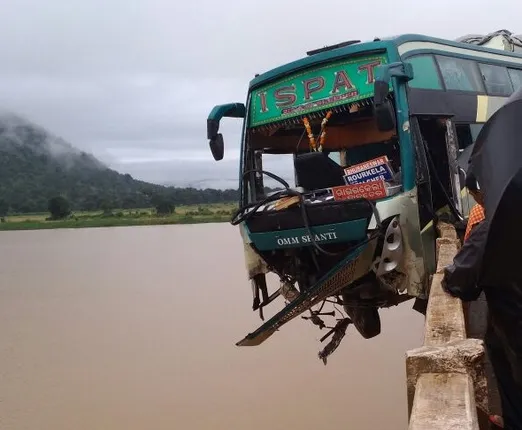 ବ୍ରିଜ ବାଡରେ ଝୁଲି ରହିଥିଲା ୫୦ ଜୀବନ ! ଦେବଗଡରେ ଯାତ୍ରୀବାହୀ ବସ୍ ଦୁର୍ଘଟଣାଗ୍ରସ୍ତ